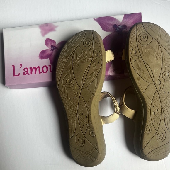 NEW IN BOX - Sandals with rhinestones - Fits like a 8.5/9 - Picture 2 of 4